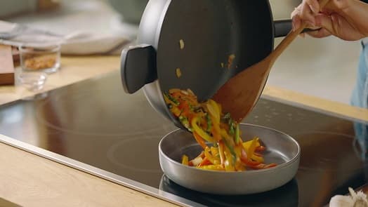 Tigaie non-adezivă de 28 cm cu capac iCook™ video